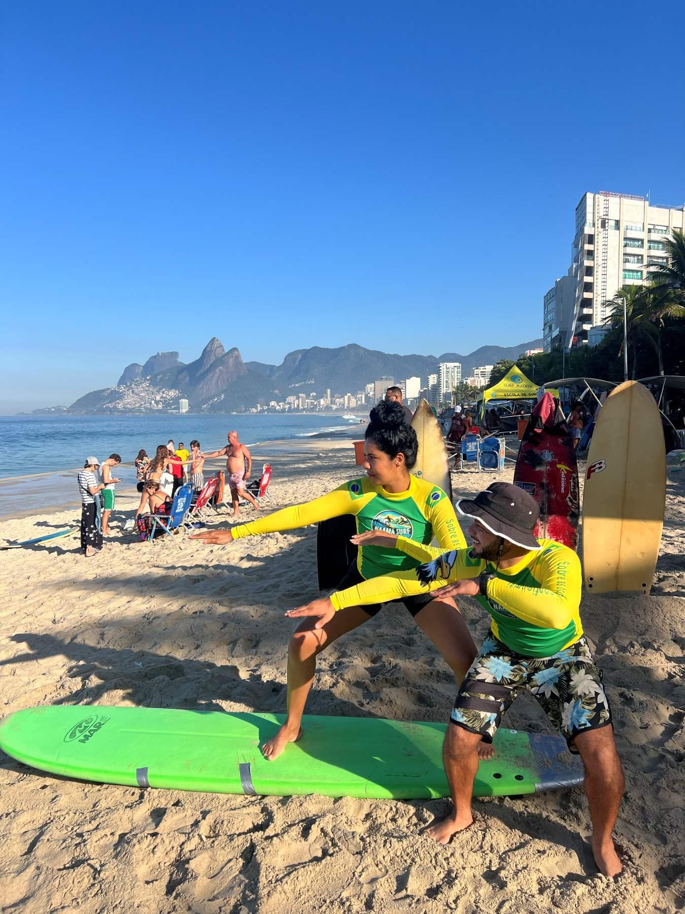 Treino de equilíbrio com o Dois Irmãos ao fundo