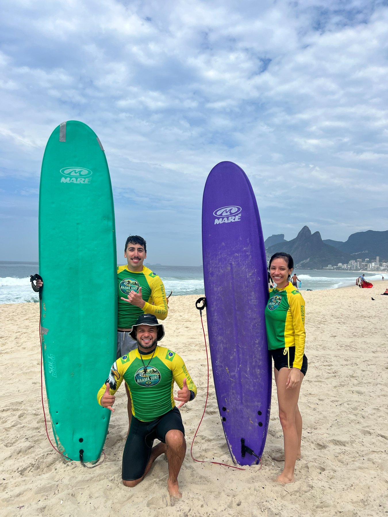 Equipe e alunos prontos para entrar no mar