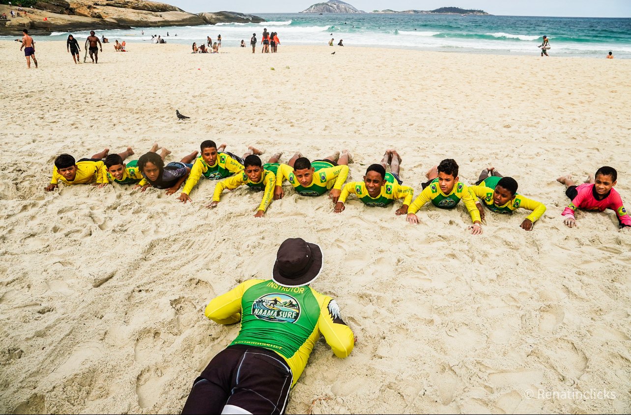 Preparação em grupo na areia do Arpoador